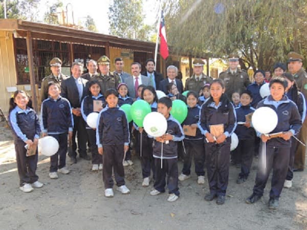 ESCUELA “HUITRANLEBU” RINDIÓ HOMENAJE A CARABINEROS