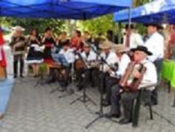 Bendijeron nuevos instrumentos CONJUNTO FOLKLÓRICO “MANANTIAL”