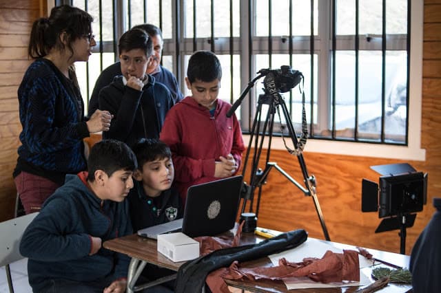 Niños y niñas a expresar lo que piensan y sienten.
