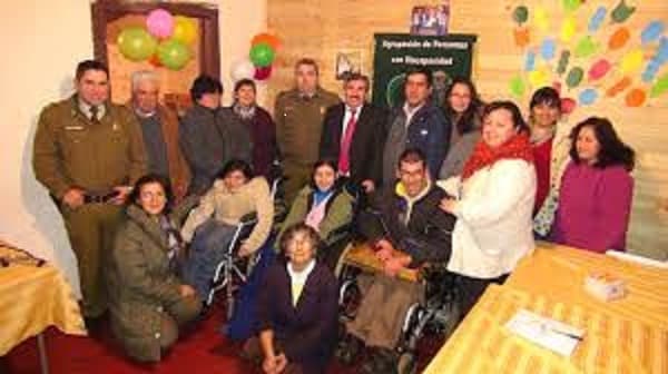 El Administrador Municipal Felipe Sandoval la tarde del pasado miércoles sostuvo una reunión con la agrupación de discapacitados “Esperanza de Vivir” con el fin de coordinar algunas acciones para este 2019 y además presentar a la profesional Kinesióloga purenina Cariot Llao Gavilán, la cuál por instrucción del Alcalde Jorge Rivera Leal realizará sesiones de ejercicios y terapia a todos los socios y socias de esta agrupación. El administrador manifestó “este es el compromiso de nuestro Alcalde por seguir fortaleciendo el vínculo con nuestras organizaciones y realizar un trabajo serio y sostenido en el tiempo sintonizando con sus necesidades” acotó Sandoval.