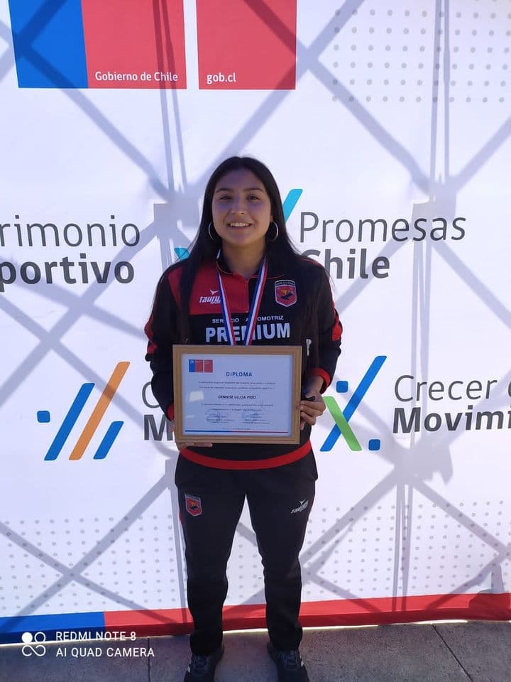 FUTBOLISTA PURENINA DENISSE ULLOA PEZO, ES PREMIADA A NIVEL REGIONAL