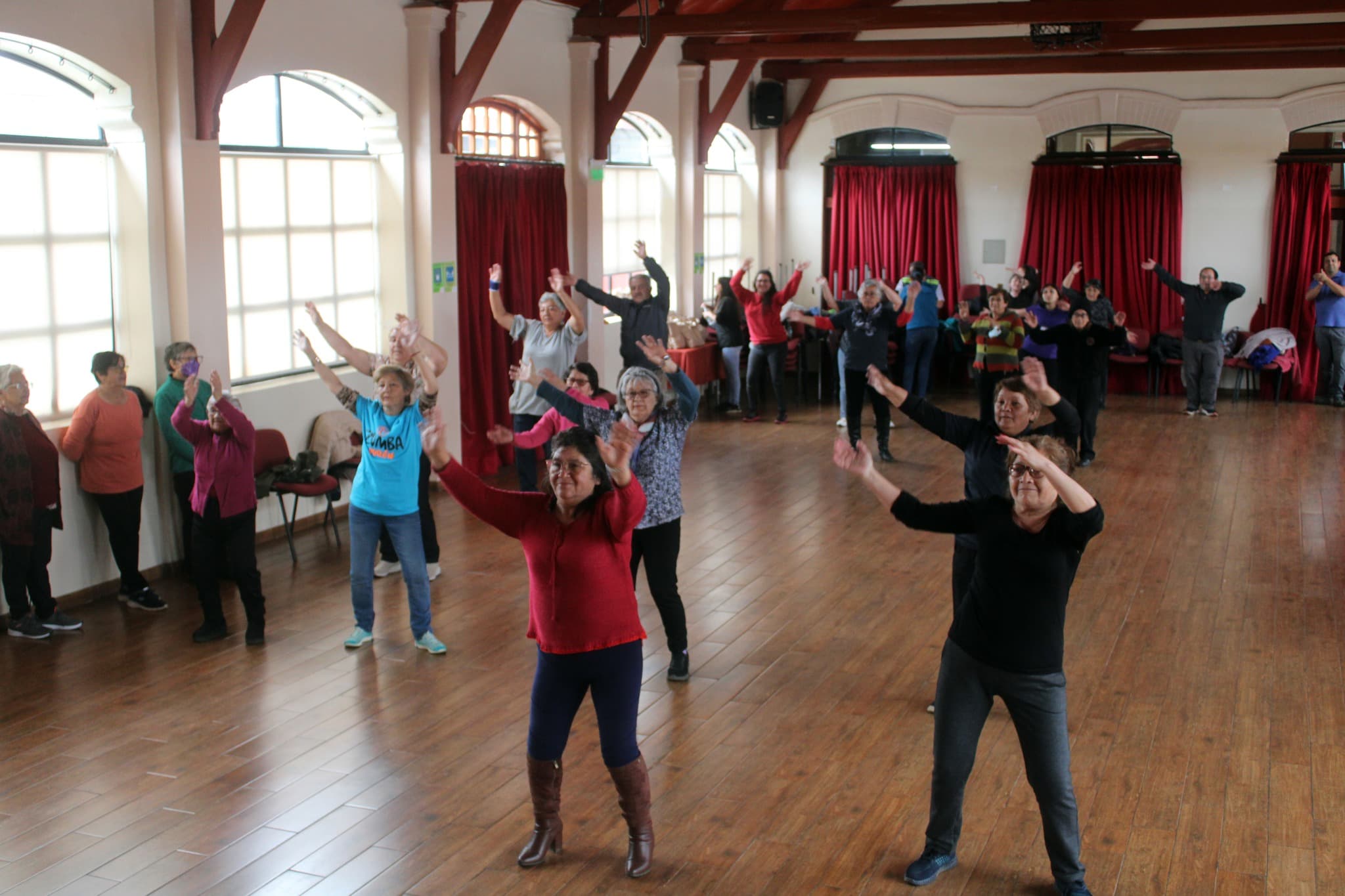 MUNICIPIO CELEBRA A SUS PERSONAS MAYORES CON UNA ENTRETENIDA SESIÓN DE BAILE ENTRETENIDO EN EL SALÓN PATRIMONIAL