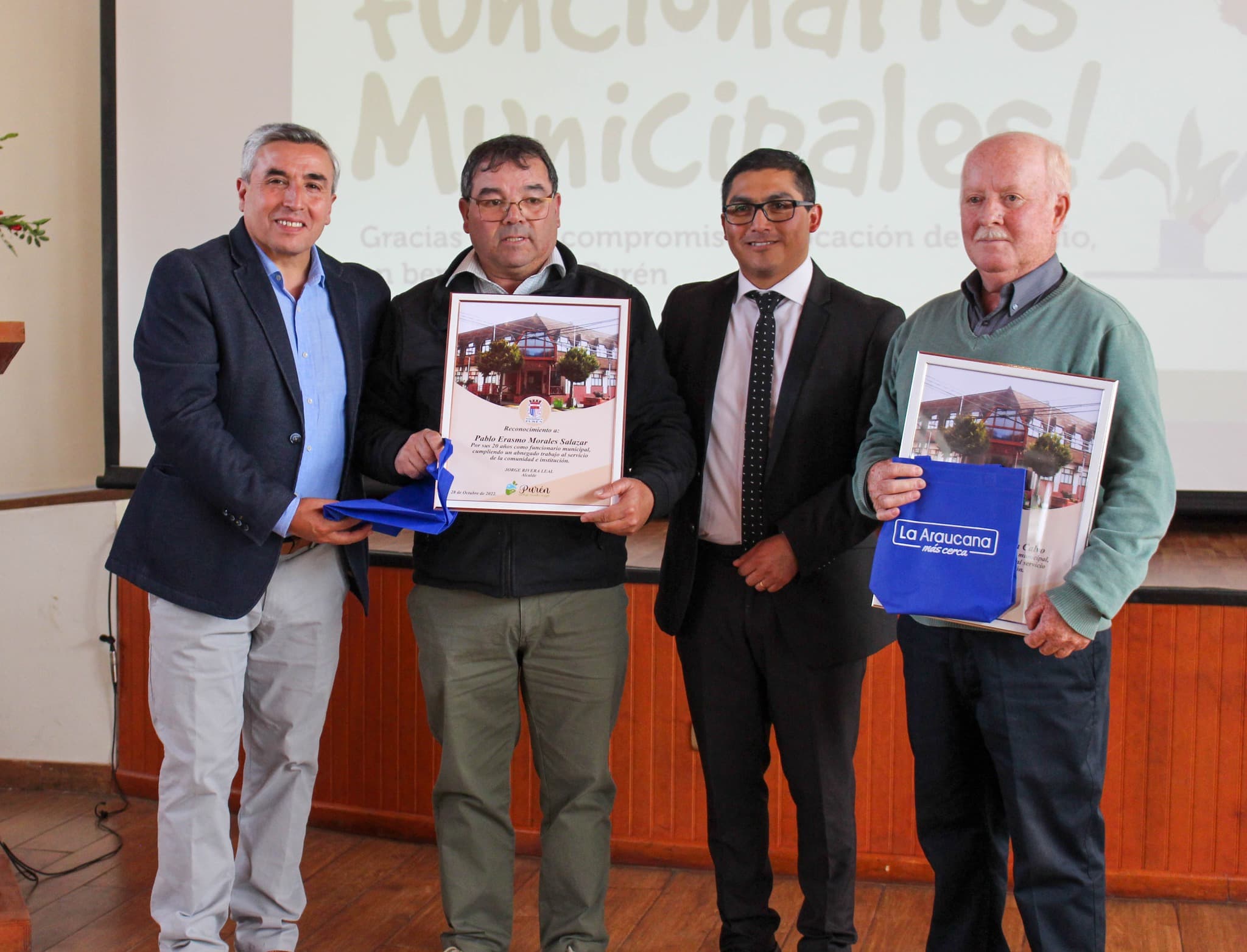 MUNICIPALIDAD DE PURÉN HOMENAJEÓ POR AÑOS DE SERVICIO A FUNCIONARIAS Y FUNCIONARIOS