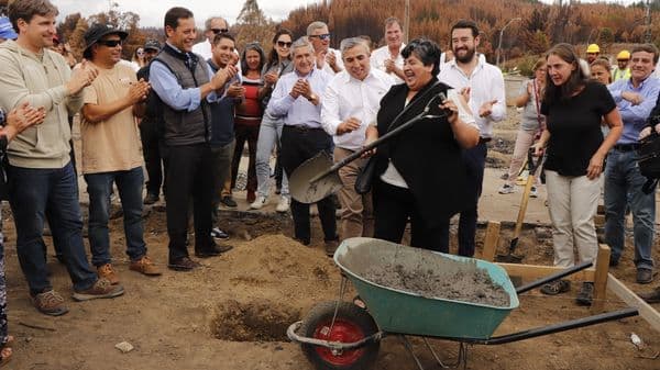 Autoridades y vecinos pusieron la primera piedra: