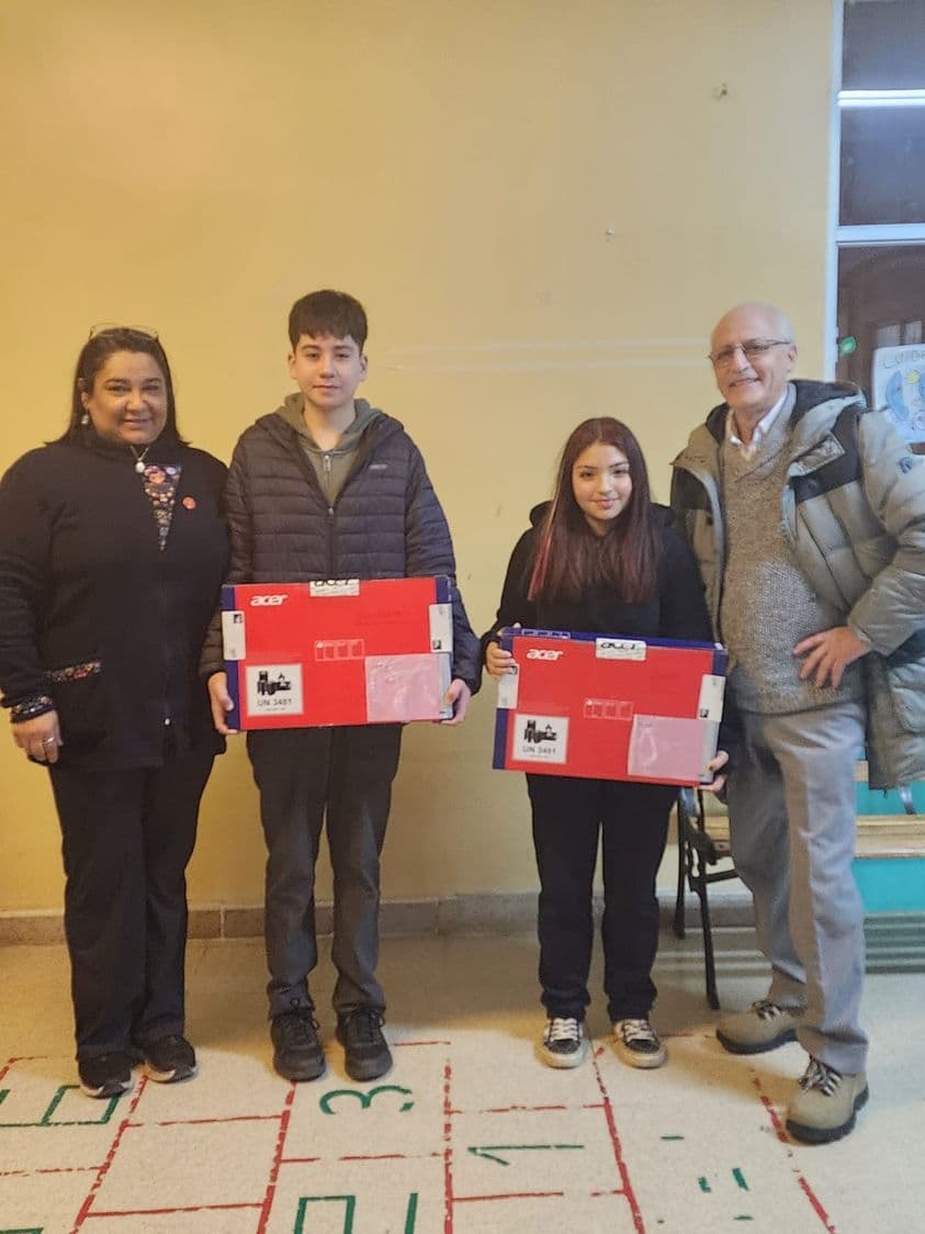 JUNAEB ENTREGÓ NUEVOS COMPUTADORES A ESTUDIANTES DAMNIFICADOS
