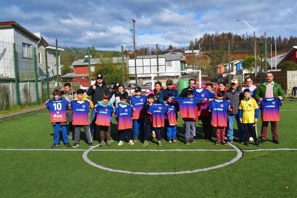 CLUB DEPORTIVO LOS CÓNDORES RECIBIÓ IMPLEMENTACIÓN DEPORTIVA, EN PURÉN