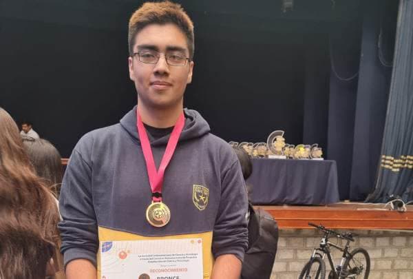 Maickol Jeger de SAN NICOLAS EN ÑUBLE GANA MEDALLA DE BRONCE EN COMPETENCIA INTERNACIONAL DE TECNOLOGÍA