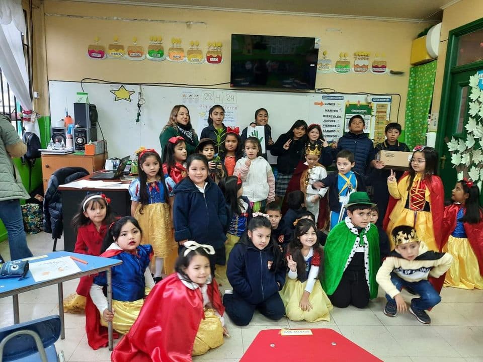 ALUMNOS REGALAN ÁRBOLES EN PURÉN